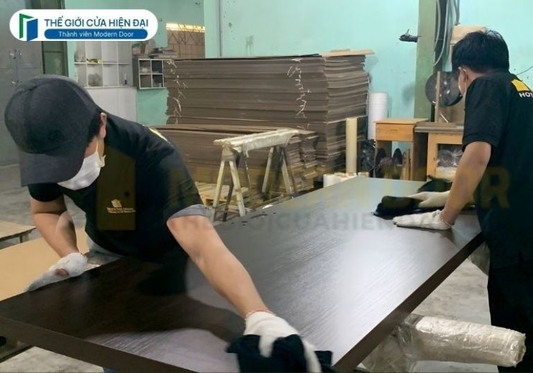 so sánh cửa nhựa abs và cửa nhựa composite