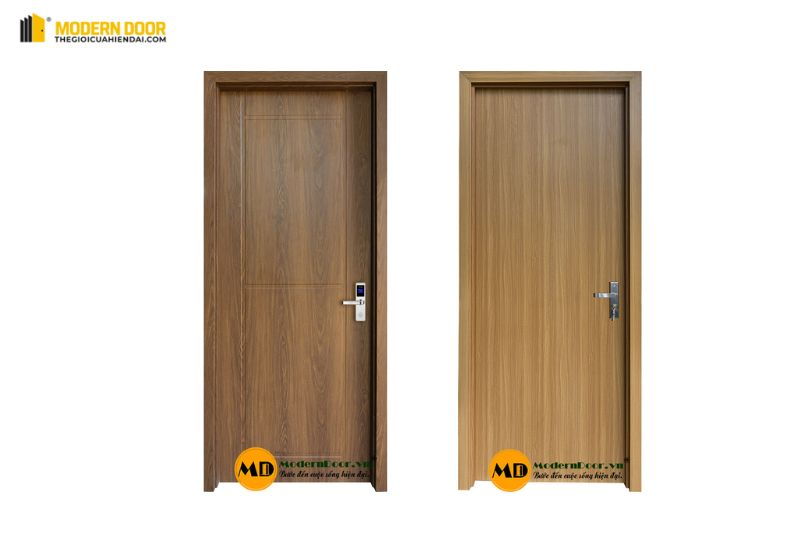 Cửa có đường vân gỗ chạy dọc tạo cảm giác rộng mở cho ngôi nhà